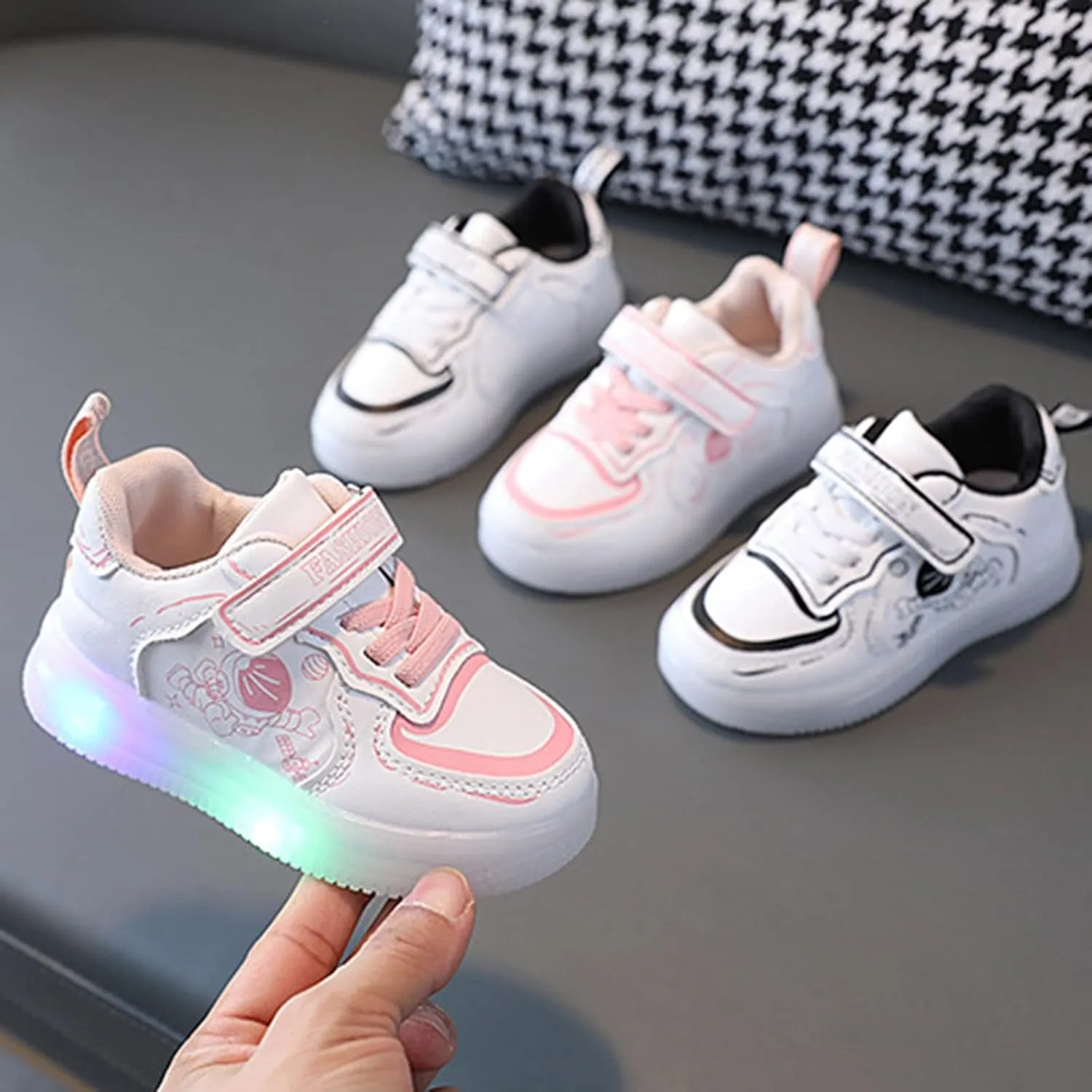 Children Shoes LED Lighting Shoes Boys Girls Students White Shoes Cute Soft Sole Sport Sneakers Girls Running