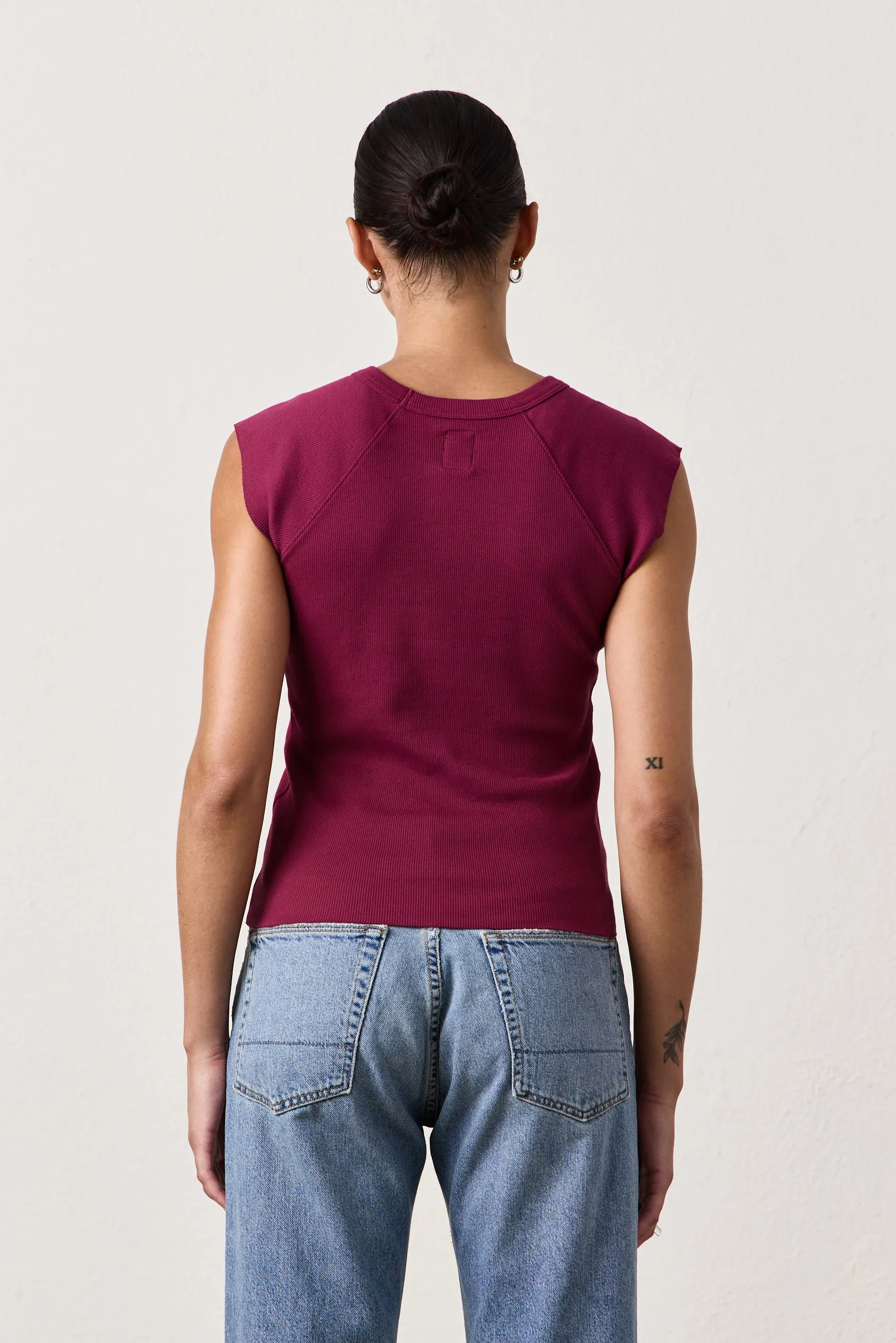 CHLOE FITTED RIB TEE / DARK CHERRY