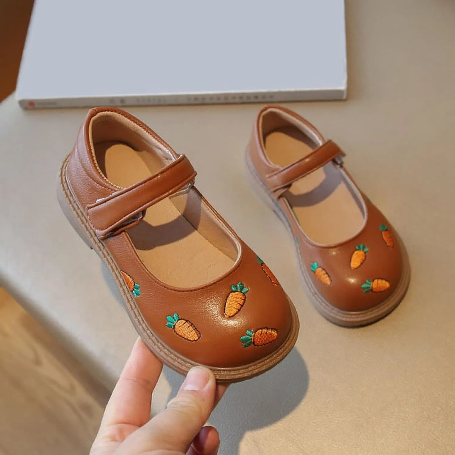 sfdgfhyf Kids Indoor Shoes Girls Dress Shoes Cute Carrot Pattern Leather Shoes Summer Outdoor Soft Rubber Sole Flat Shoes
