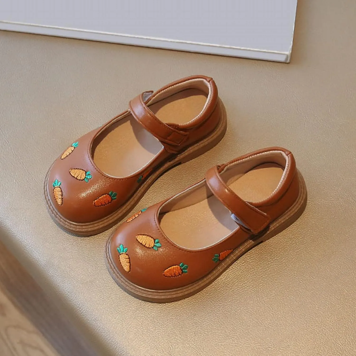 sfdgfhyf Kids Indoor Shoes Girls Dress Shoes Cute Carrot Pattern Leather Shoes Summer Outdoor Soft Rubber Sole Flat Shoes